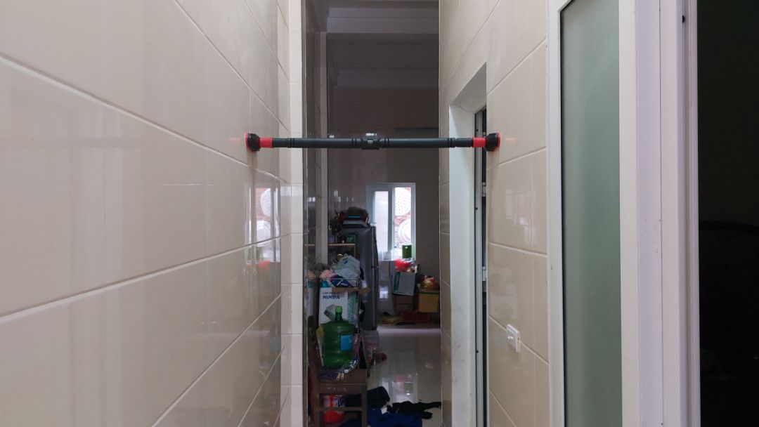 giao hàng thì nhanh. thiết kế xà đơn quá kém , cách lắp đặt rườm rà kém thông minh. bờ tường sơn thì ok nhưng ốp gạch hoa thì trượt mạnh . không biết người hơi nặng đu lên có ngã vỡ đầu không nữa . quá thất vọng với giá trị đồng tiền bỏ ra không xứng đáng .