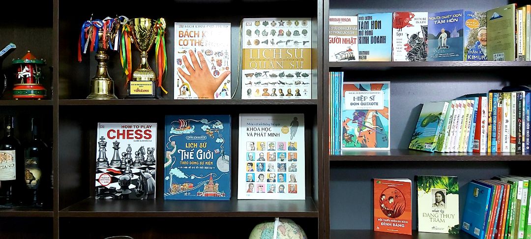 Sách thực tế đẹp hơn trong ảnh, cầm sướng tay. Khổ sách to, giấy in dày dặn, hình ảnh đẹp phong phú. Nội dung sách nhiều thông tin bổ ích phù hợp với các bạn nhỏ tiểu học. Sách đẹp mà còn mua được giá yêu thương.
Nhân viên giao hàng nhiệt tình và thân thiện. Sách được bọc cẩn thận và giao nhanh. Dịch vụ Tiki thuận tiện. Like & Thanks!