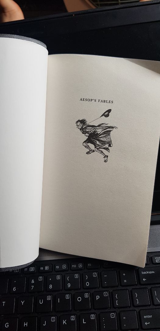 Ship hàng nhanh. Sách nhận đến thì hơi bị móp méo 1 chút nhưng không bị rách hỏng nên oke. Mục lục rõ ràng, các câu chuyện Ngụ ngôn Ơ Dốp đã có phần nào quen thuộc với tuổi thơ nên rất thú vị. Sách tiếng Anh nhưng từ vựng không quá khó. Tổng kết lại là đáng mua.