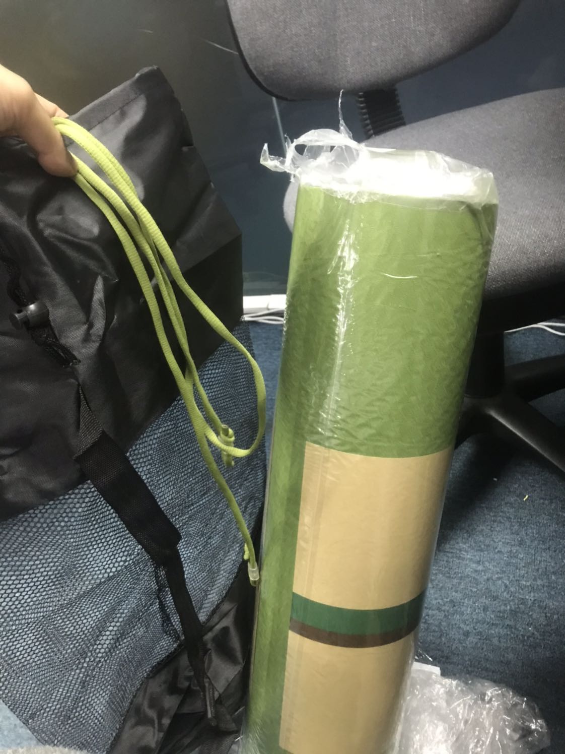 Ship nhanh, mình đặt loại 8mm, thảm êm lắm, hơi mùi cao su chút thôi. Shop còn có thư cảm ơn, name card, hàng công ty nên cảm thấy yên tâm. Cám ơn shop nhé! Mùa dịch tranh thủ tập giảm eo