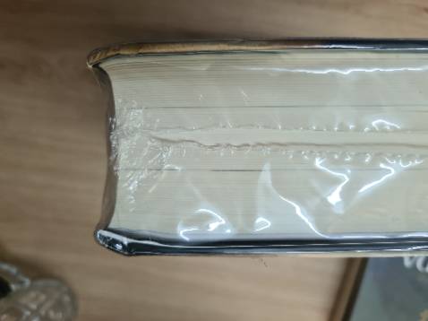 Sản phẩm bìa cứng không bọc chóng sốc các góc nên một góc bìa bị cong.