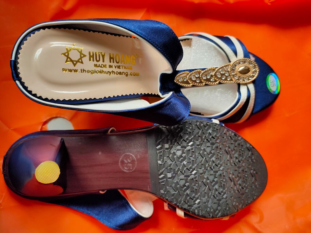 Guốc đẹp, giống hình... đường may đẹp.. rất tốt. Sẽ tiếp tục ủng hộ shop