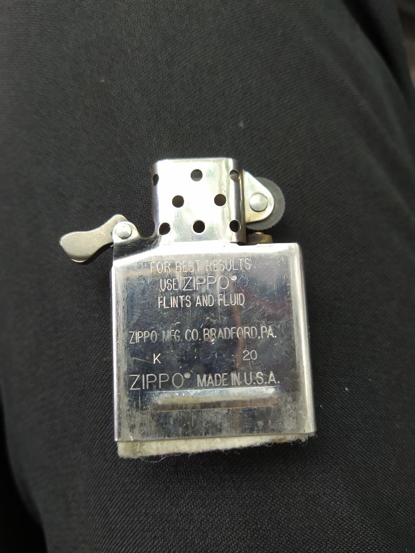 zippo ko đúng như hình.vỏ với ruột ko trùng mã zippo ko đúng như hình.vỏ với ruột ko trùng mã