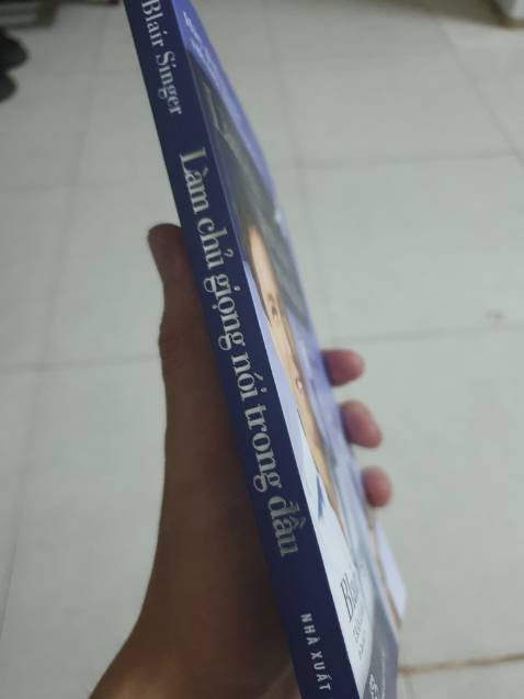 Mục lục sách có tiêu đề mình thấy khá thú vị! Các chương đầu của sách sẽ làm rõ các nguyên nhân hình thành giọng nói trong đầu, ảnh hưởng của nó đến đời sống cũng như công việc. Còn về 2 chương cuối là nói về các thủ thuật để kiểm soát nó. Riêng mình thấy khá hữu ích và thực tế, các bạn có thể tham khảo.