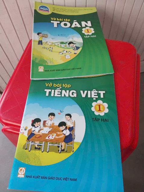 Đặt mỗi loại 2 cuốn (là 4 cuốn) nhưng giao mỗi loại 1 cuốn, nhắn xin số đt thì im luôn
