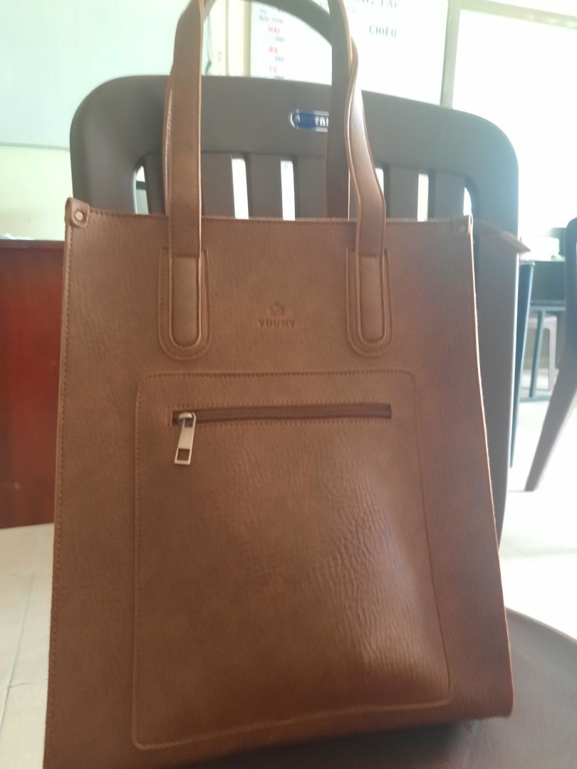 màu tối hơn hình, cắt da k đều nhưng đường chỉ khá ổn, mẫu mã đẹp nhưng chưa biết chất lượng và độ bền thế nào. cho 4 sao để ủng hộ đv bán hàng