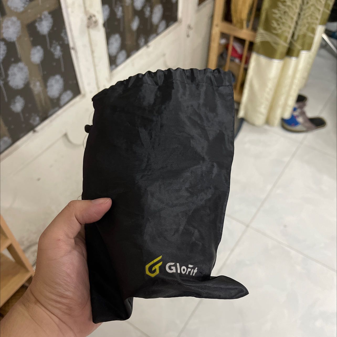 bao tay đẹp lắm. nhìn rất chất lượng. miếng dán nhìn hiện đại hơn mấy bao tay rẻ tiền khác. độ bền thì chờ thời gian