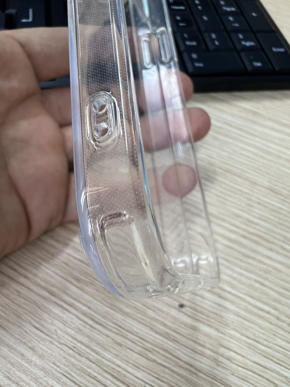 Shop giao ko đúng hàng, ko phải ốp memumi. Hàng này có mà dày 3mm chứ mỏng ở đâu. Cái loại này tôi dùng rồi 1 tuần lại ố viền. Chọn cái memumi viền cứng để ko ố, lại giao cho loại này. Shop làm ăn thế này mất điểm, ngang *** đảo.