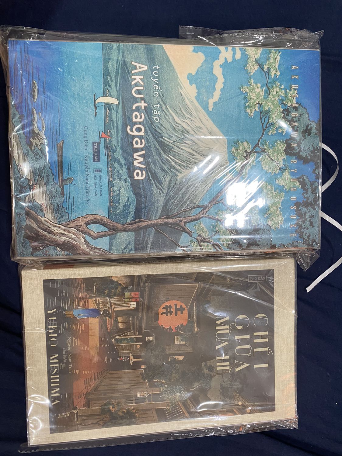 Admin dễ thương cực kì và đóng gói siêu tốt, tốt hơn kì vọng của mình luôn cơ! Sách thì giá rẻ, không bị hư, dập, bẩn gì cả nói chung là mới toanh luôn ấy! Chắc chắn sẽ ủng hộ tiếp ạ ❤️ à còn ship siêu nhanh, đặt 6.6 mà 7.6 đã nhận hàng hú hồn luôn