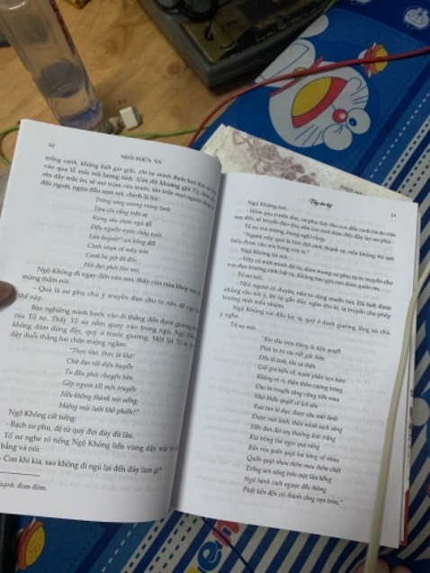 Mình tưởng có hộp nhưng thật ra không hộp, nhưng ko sao, sách bìa cứng rất dày, giấy rất đẹp. Bốn cuốn có màng co, giá sale quá rẻ, shop còn tặng mình thêm một cuốn tiểu thuyết ngắn. Cảm ơn shop nhé