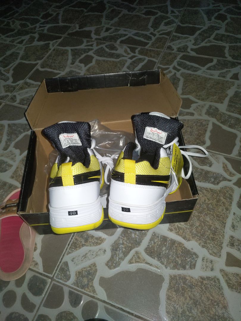 giầy giao không đúng màu đã đặt, form giầy nhỏ hơn so với form giầy hay đi,ai mua nên mua lên 1size giầy giao không đúng màu đã đặt, form giầy nhỏ hơn so với form giầy hay đi,ai mua nên mua lên 1size