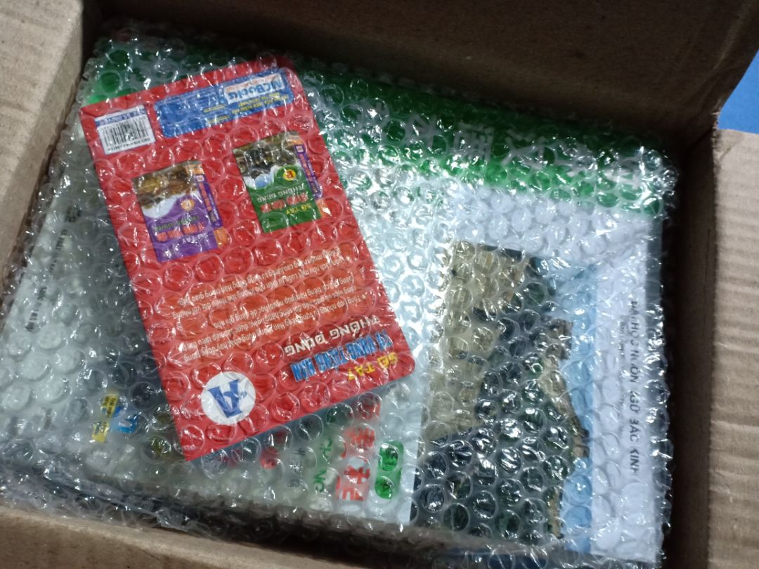 Sách thì đẹp, đóng gói kỹ nhưng Tiki hủy đơn của mình tới 2 lần, còn giao hạn trễ hơn dự kiến. Trên sản phẩm để là tặng kèm Cuốn sổ từ vựng tiếng Trung cấp độ C, nhưng cái mình nhận được lại là Cuốn sổ từ vựng tiếng Hàn cấp độ A. Tuy nhiên, cái mình cần là giáo trình chính nên trừ 1 sao. Cảm ơn ạ.