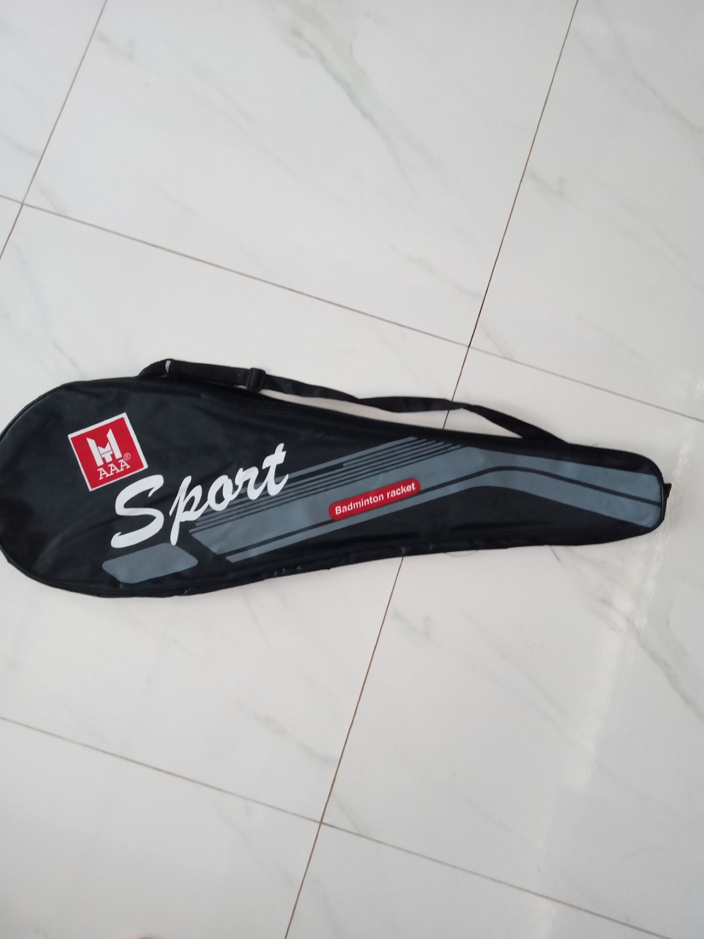 Vợt khá đẹp nhưng ko có chữ A ở giữa lưới vợt với lại cây vợt thứ hai hai trầy xước ở phần cổ một xíu với lại vợt này là vợt cổ rời cho 4 sao