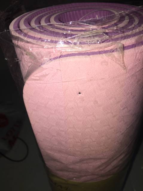 Shop ơi! Shop xem giúp mình! Thảm mới mà các vân đều có lực ép giống như đã qua sử dụng, thảm bị dính mực, bị 1 lỗ thủng, và nhìn khá cũ không khác nào thảm đã sử dụng rồi. Shop kiểm tra lại hàng trước khi giao cho khách. Gọi ko nghe máy, Nt qua *** ko thấy trl.