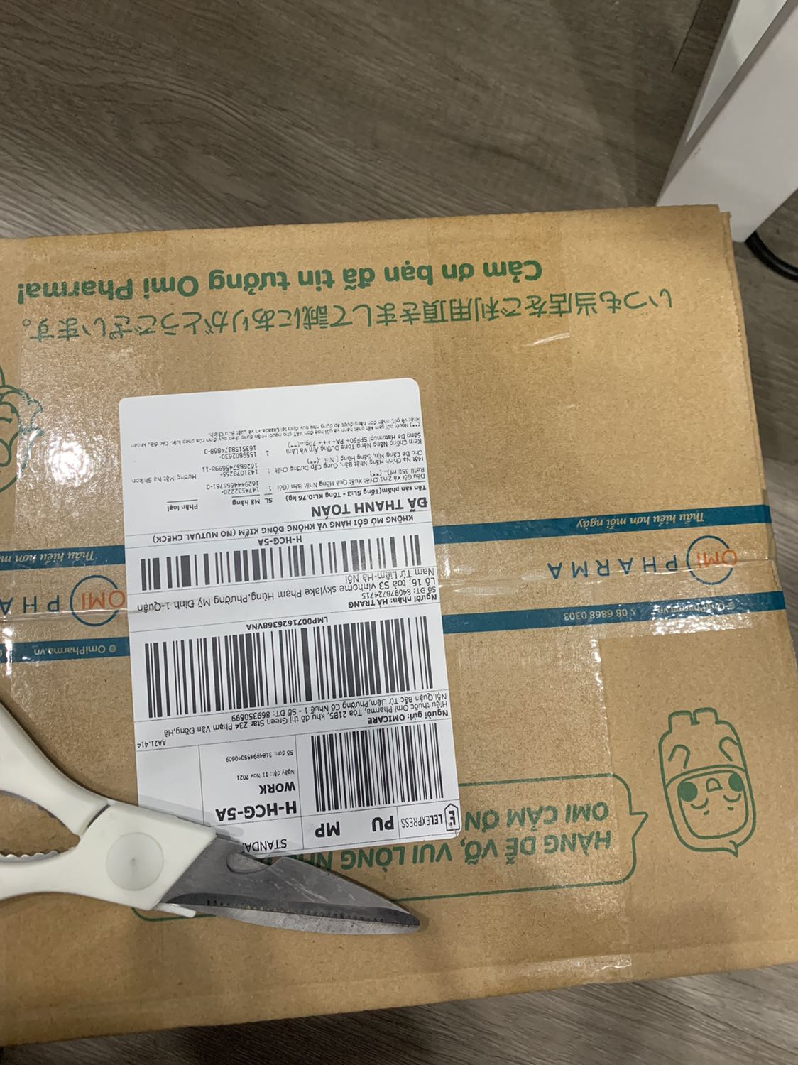 Được tặng bông tẩy trang, hài lòng về dịch vụ và cách đóng hàng. Sp dùng có mùi hượng lạ lạ. App thấy da căng mướt