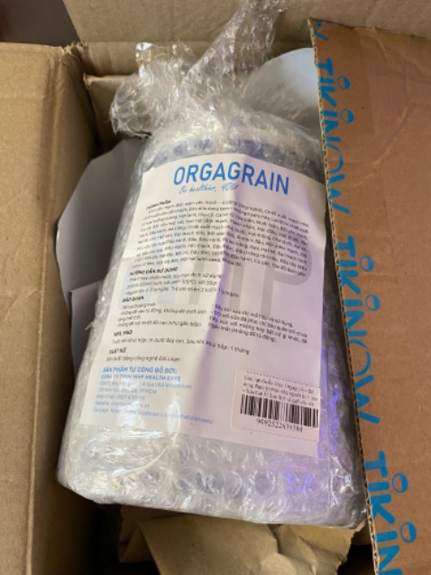 Chưa biết chất lượng thế nào vì mới mua lần đầu. Giá thành khá cao so với các sản phẩm hỗn hợp các loại hạt cùng loại tuy nhiên nếu đạt chất lượng như shop cam kết thì cũng tương xứng với giá trị. Thành phần yến mạch khá nhiều. Bên trong hộp không có muỗng đong sữa. Nếu sữa giảm bớt bột yến mạch, bổ sung thêm hạt óc *** đỏ  hoặc macca sẽ hấp dẫn người tiêu dùng hơn. Khi pha sữa thì phần sữa pha cuối ly còn lợn cợn nhiều, bột cần xay nhuyễn hơn nữa. Sữa có vị ngọt nhẹ, thơm vừa.
