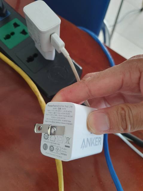 Sản phẩm chính hãng, cầm nặng tay, chọi chắc u đầu, mình sạc cho samsung tab s8 1h20 đầy 100% từ 24% (thiệt ra không biết đầy lúc nào, mình sạc lúc 12h00, đến 13h20 thì thấy 100% rồi), sạc hơi nóng chút