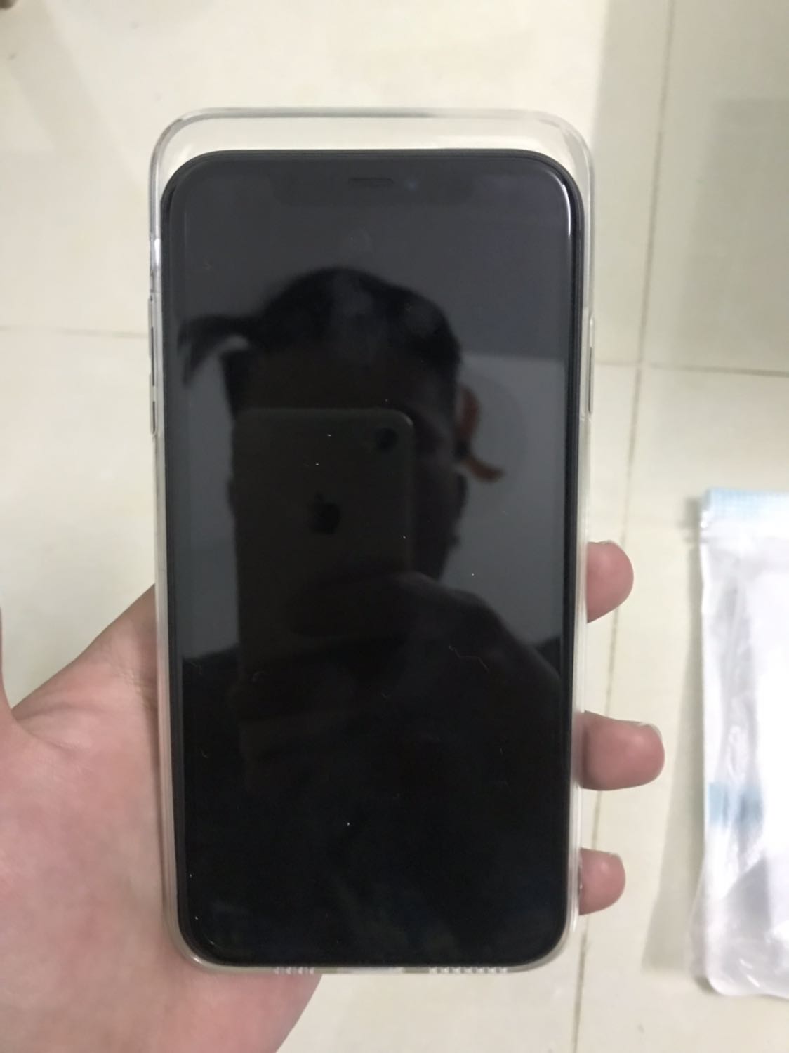 Mình nhận hàng vào lúc 2h chiều hôm nay, nhưng bận việc nên đến tối mới mở hàng ra thử. Mình đặt mua ốp lưng iphone 11 nhưng lại nhận một cái ốp to hơn, không biết là của loại iphone nào. Rất háo hức khui hàng nhưng kết quả lại thất vọng. Đề nghị shop liên hệ mình sớm để hướng dẫn mình đổi lại đúng chiếc ốp lưng mình đã đặt nhé !