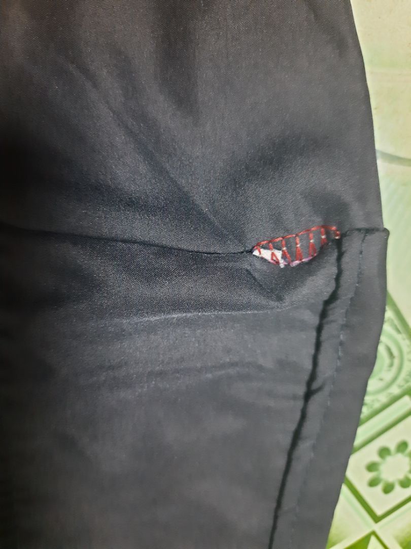 áo phom đẹp đóng gói kỹ nhưng áo rách vai và bên trong áo vải sọc đẹp  nên đặt kết quả là giao không đúng hàng rất không vui tuy nhiên đặt rồi thì cũng lấy thôi nhưng khuyên shop làm ăn thực tế chút sắp tết rồi đừng làm mất vui ai cũng vậy