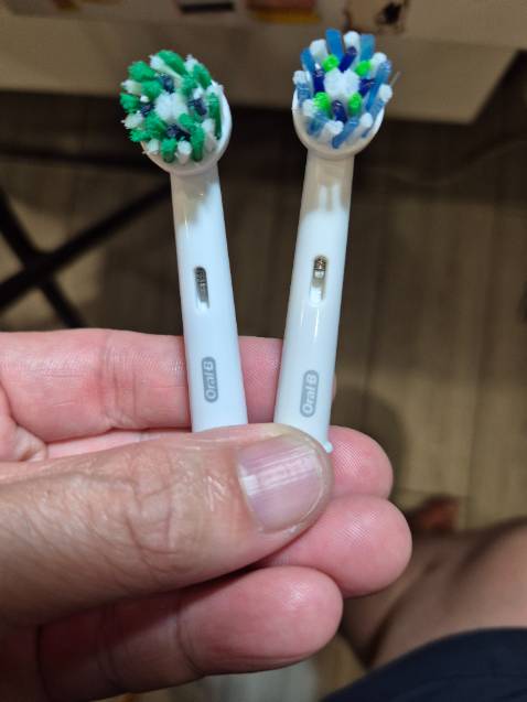 Sản phẩn giao từ nhà bán quốc tế nên thời gian từ lúc đặt hàng đến lúc nhận mất 12 ngày, hơi lâu.

Mình vừa nhận hàng luôn, đầu bàn chải made in germany, nhưng mình so sánh với đầu bàn chải cũ thì nhận thấy một số điểm khác biệt:
- lông chải chéo mang màu xanh lá (mới) so với màu xanh dương (cũ)
- nhựa đầu bàn chải mới không bóng và sắc sảo bằng nhựa đầu bàn chải cũ
- logo oral B trên đầu bàn chải mới nhìn đậm thô hơn logo trên đầu bàn chải cũ.

Mình cũng không rõ là sản phẩm đổi mẫu hay vì lý do nào khác mà về ngoại quan đầu bàn chải mới không như đầu bàn chải cũ. Mình chưa dùng chải răng nên không có đánh giá về hiệu quả chải.

Giá mua set 4 cái cũng không phải là rẻ nên cứ hy vọng là hàng chuẩn hãng vậy.