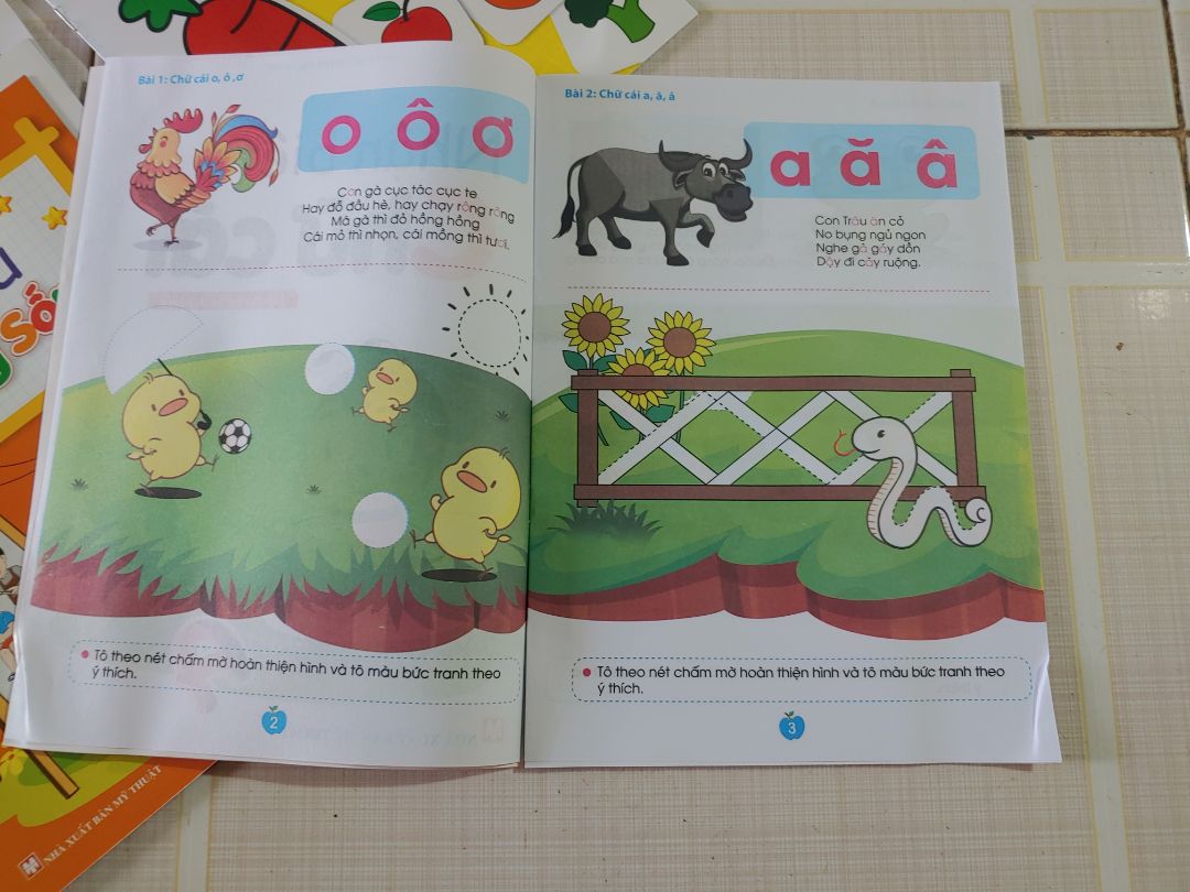 sách hơi mỏng.này chỉ tô màu sáp thôi. quyển nhận biết chữ cái còn có vài câu thơ. tạm đc.rẻ hơn mua nhà sách.