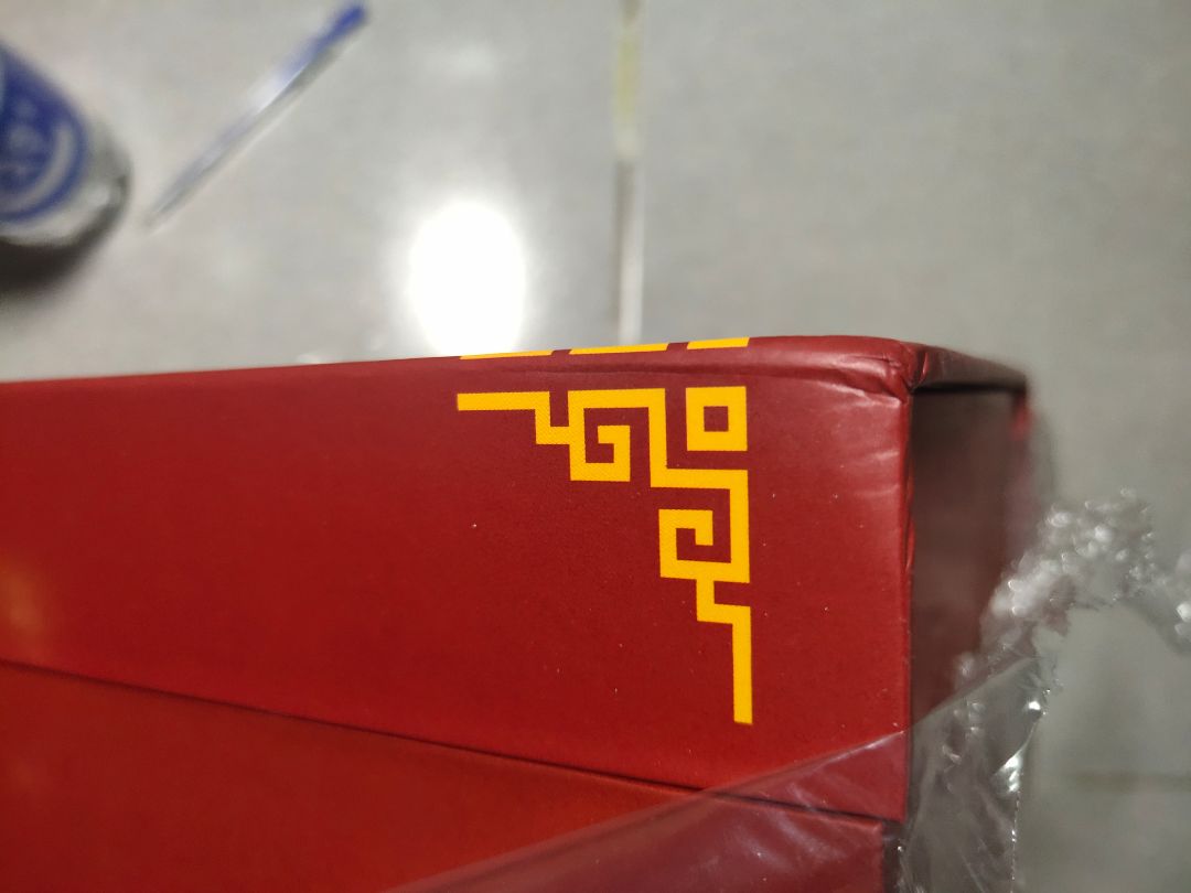 sản phẩm có bọc màng nilon bên ngoài nên hạn chế được bụi bẩn. boxes này có cái khoá độc lạ hơn phiên bản cũ. 
Bên tiki lúc đóng gói cũng cố gắng cắt thùng cho vừa với boxes nên khi vận chuyển có thể hạn chế hư hỏng.
tuy nhiên theo mình đánh giá do thiết kế của boxes này khi mà kích thước của sách và boxes có 1 khoảng hở (có thể do nhà xuất bản phụ nữ cố ý để như vậy để khi lấy sách ra boxes dễ lấy hơn) nên khi vận chuyển vẫn làm cho hộp bị hở nhẹ 1 bên, mình đang đi làm định mang về quê khi rảnh, lúc đó chắc như nâng trứng quá vì sợ bung hộp. hơi buồn xíu