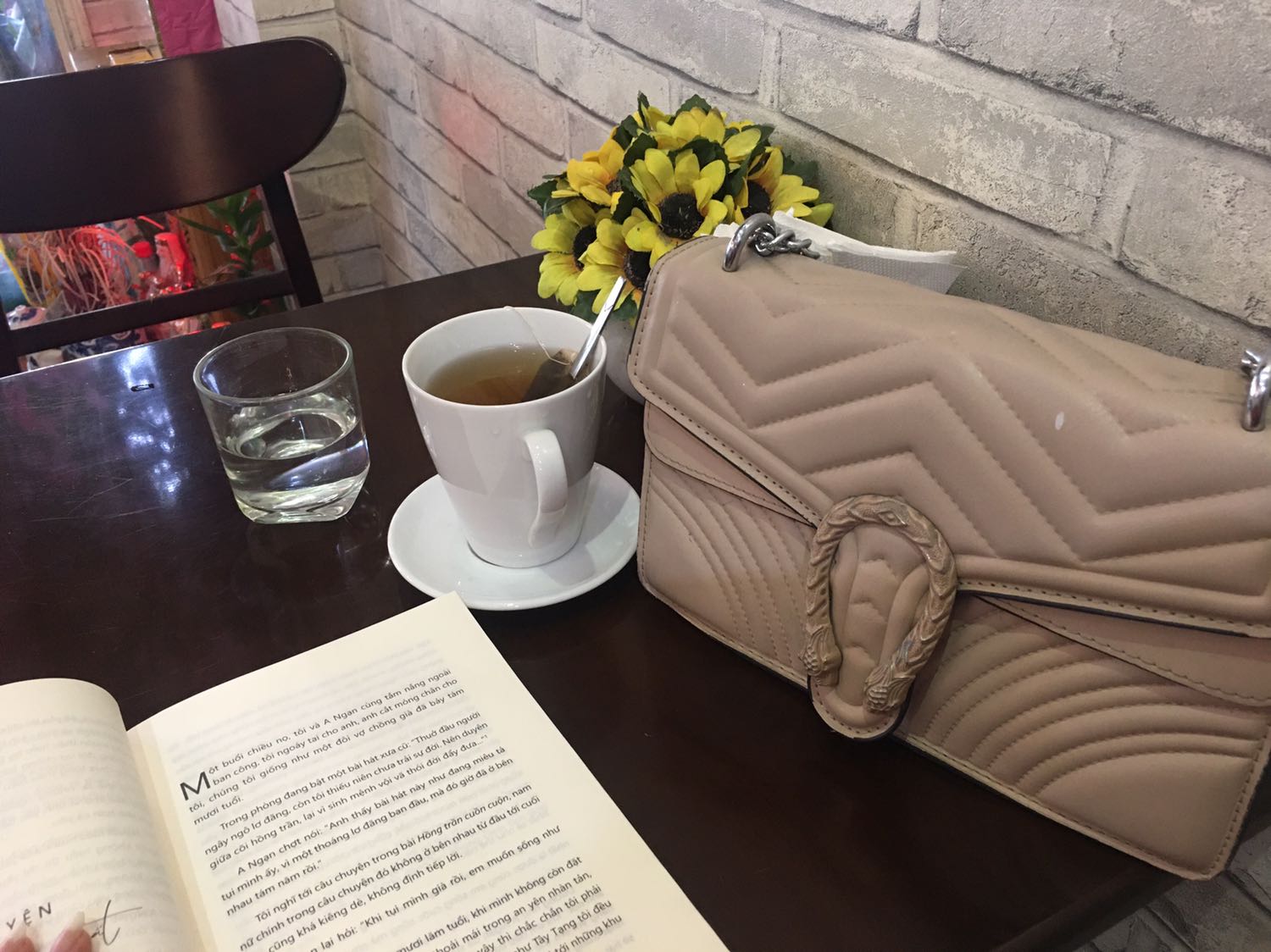 Sách gôm những truyện ngắn thể loại tản văn, gần gũi với cuộc sống rất dễ đọc. Các câu chuyện ngắn được viết trong khoảng thời gian mới bắt đầu hôn nhân của chị Tình…. Đọc sách các bạn sẽ có thể học được nhiều khía cạnh để giao tiếp với bạnđời trong hôn nhân