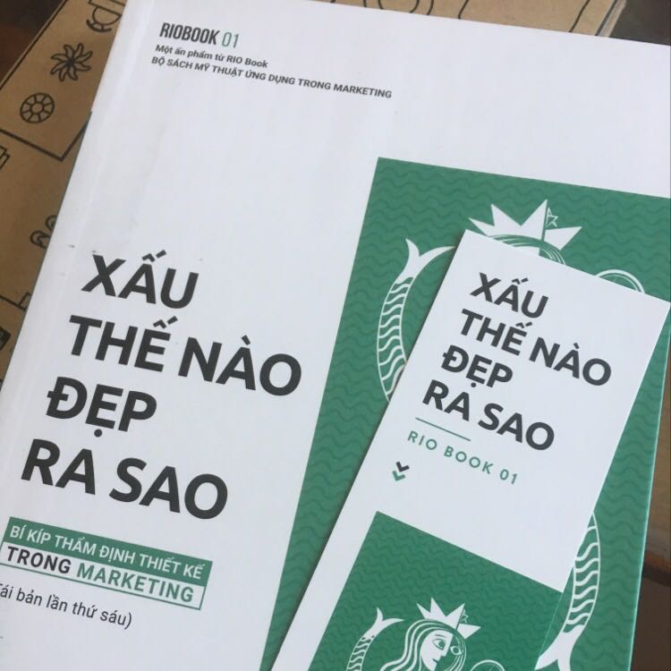 Sách của Riobook thì siêu đỉnh rùi ạ 
Nhưng mà dịch vụ giao hàng của Tiki thì buồn quá ạ. Hộp bị nhăn quá trời, sách không được bọc gì hết nên dễ bị nhăn bìa sách lắm ạ. Cuốn này may ko bị sao(cuốn còn lại e mua bị nhăn bìa). Em bị vài lần rồi luôn ạ. Mong Tiki khắc phục tình trạng này!
Chúc mng một ngày zui zẻ :”)