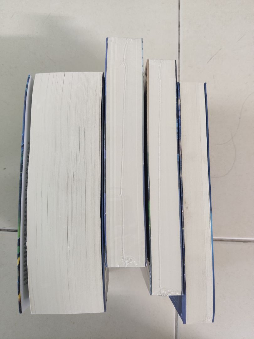 tiki giao hàng rất nhanh. mình mua sale khoảng 50%, sách mới và không bị bẩn như một số bạn không may mắn. Chỉ có điều tiki đóng hàng rất ẩu. combo này bỏ vào thùng carton rộng gấp đôi sách, không chèn gì trong thùng nên lăn lóc trong thùng. may mà sách nhận về không sao. trước đó mua 1 đơn fahasa bán trên tiki, fahasa giao hàng thẳng thì họ đóng hàng rất kỹ, chèn xốp và chọn hộp vừa khổ sách nên ưng ý hơn tiki đóng hàng nhiều