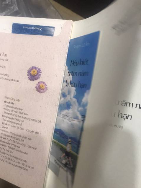 sách không hợp với mình, đọc không đọng lại được gì nhiều. Mua bản kỉ niệm tái bản lần  thứ 30 nhưng kh thực sự thích. Sách cho 3 postcard lồng vào bìa nhưng mà khó lồng, bọc bookcare cũng bị nhắn, keo ở gáy sách cũng lởm chởm không đều