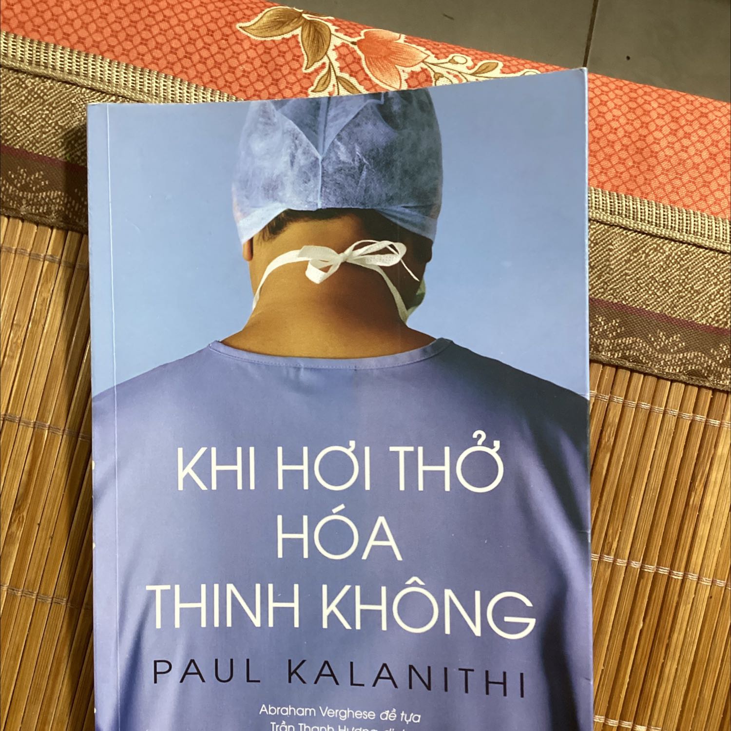 Sách rất hay, rất cuốn hút, đúng chất giọng của một nhà văn. Sách rất hay và chân thật, gần gũi, tôi như vừa được sống cuộc đời của paul qua từng câu từng chữ. Lấy đau thương múa bút thành văn, từng câu chữ đều gợi đến cảm giác thoáng buồn của cái chết: Paul muốn tìm hiểu về cái chết, và thượng đế đã mang căn bệnh ung thư đến bên ông. “Người nào dạy ta cách chết sẽ đồng thời dạy ta cách sống”, ta như được sống thêm một lần qua từng dòng ông viết. Buồn thay, ông không thể sống cho đến khi hoàn thành cuốn sách, và vợ ông đã viết phần kết cho câu chuyện về cuộc đời bi hùng của ông, một nhà văn, bác sĩ phẫu thuật thần kinh và một nhà khoa học đã cống hiến hết mình cho đời, cho đến khi ông xa lìa nhân gian