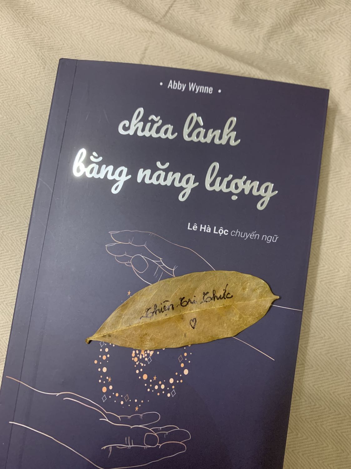 Sách dễ thương ghê, lần đầu thấy chiếc bookmark bằng lá khô xinh xẻo thực sự. Đang cần tìm hiểu về chữa lành thì đột nhiên biết về Thiện Trí Thức và m đi search thử xem có gì hay ko, cuốn sách này đến như kiểu vũ trụ tặng mình vậy ❤️