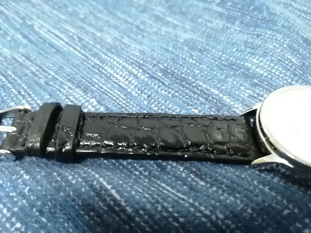 Tạm được. Da mềm. Mình đã biết từ đầu là k có kèm chốt và móc. Nhưng thiết kế của dây có lỗ gắn chốt quá bé, khiến việc gắn chốt và móc vào khó khăn.