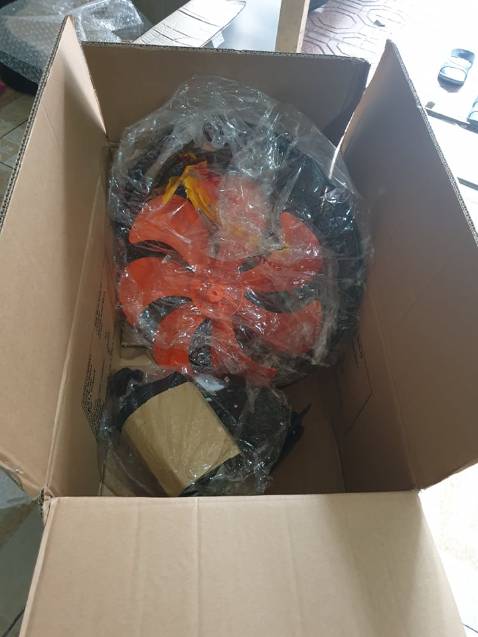 GÓI HÀNG RẤT SƠ SÀI.

Nhận thùng hàng từ tay shipper, mới để nghiêng thùng trên yên xe máy đã cảm giác được sản phẩm 'đang trôi' ở bên trong, mở luôn ra kiểm tra và phải lên đây đánh giá ngay, trước giờ mua đồ điện tử ở Tiki cũng nhiều mà lần đầu tiên thấy gói hàng kiểu như thế này (ảnh):
-> Không chèn xốp, cũng không chèn bìa hoặc bất cứ cái gì để cố định vật phẩm trong thùng, không chèn thì thôi cũng không bọc thêm vài lớp nilon vào quạt để nó dày hơn và bảo vệ sản phẩm. 

Thân máy (khá nặng) có va đập với cánh + khung quạt (nhẹ) hay không thì chưa rõ, hình thức kiểm tra sơ qua chưa thấy nứt vỡ ở vỏ hay gì, sau khi lắp và sử dụng một thời gian nếu có vấn đề gì sẽ phản ánh lại sau.
(Còn nếu có thì nhân viên gói hàng cho cái đơn quạt này ít nhất cũng 50% trách nhiệm). 
Tháng trước, tầm đầu tháng 4/2021, tôi cũng đã mua 1 cây quạt đứng 7 cánh của Senko nhưng gói hàng rất chắc chắn, không bị trường hợp như thế này.

Nhà bán hàng và CSKH Tiki cần phản ánh lại với bộ phận kho/gói hàng.