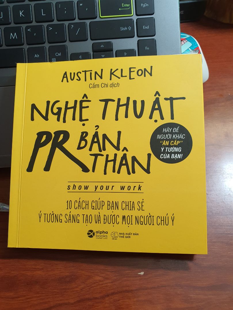 nếu bạn luôn suy nghĩ "ôi, mấy việc cỏn con này ai làm chẳng được, mình có làm được gì to tát đâu mà tự hào" thì hãy mua cuốn Nghệ thuật PR bản thân nhé 😆