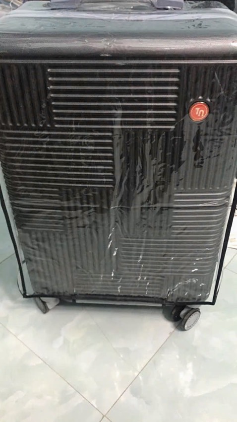 Chất liệu: nhựa dày & tốt lắm
Đúng với mô tả: đúng như mô tả
Màu sắc: màu trắng trong suốt viền đen, có dây kéo rất tiện lợi & đẹp
Nhựa dẻo, dày & tốt nên mình đã mua của shop nhiều sản phẩm rồi, shop giao nhanh, vừa mới đặt 2 tiếng sau đã giao rồi