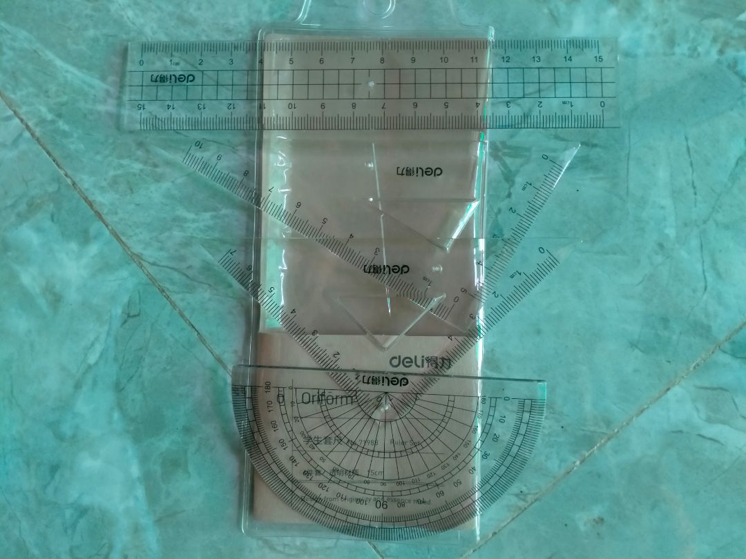 Bộ dụng cụ đầy đủ 4 món siêu đẹp luôn nha, còn được thêm 1 vỏ ngoài đựng có nút gài nhìn đẹp và chắc chắn lắm ạ, 1 cây eke vuông và 1 cây dài hơn, thước thẳng 15cm là vừa bỏ vào hộp viết đem đi học luôn. Minh thấy mua 1 bộ nhiều món thế này sẽ tiết kiệm hơn là mua từng món 1 ấy, nên nếu bạn nào có nhu cầu thì nên sắm ngay 1 bộ này đi nhá, cảm ơn mọi người