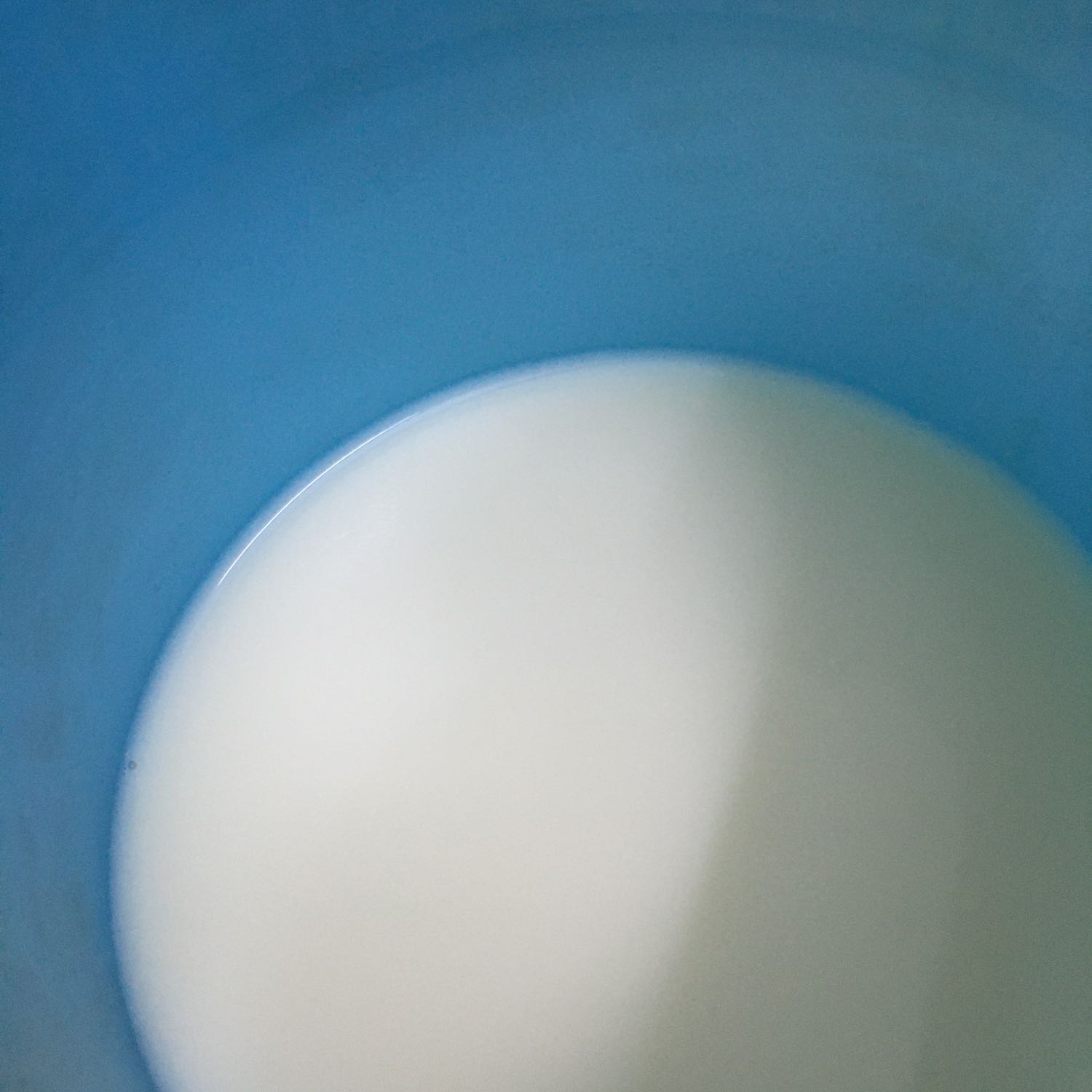 Sử dụng một thời gian mới lên để review. Máy làm sữa nhanh, tiếng kêu giống tiếng nước sôi, không quá ồn. Làm sữa đậm đặc thơm chứ không loãng như ở ngoài, nhưng phần bã nếu xay được mịn hơn thì có thể uống cả bã. Xay xong bỏ phần bã đi quá nhiều. Mong bên nhà sx cải tiến lưỡi xay mịn hơn. Cảm thấy phần chất liệu của lõi khá dễ bị gỉ.