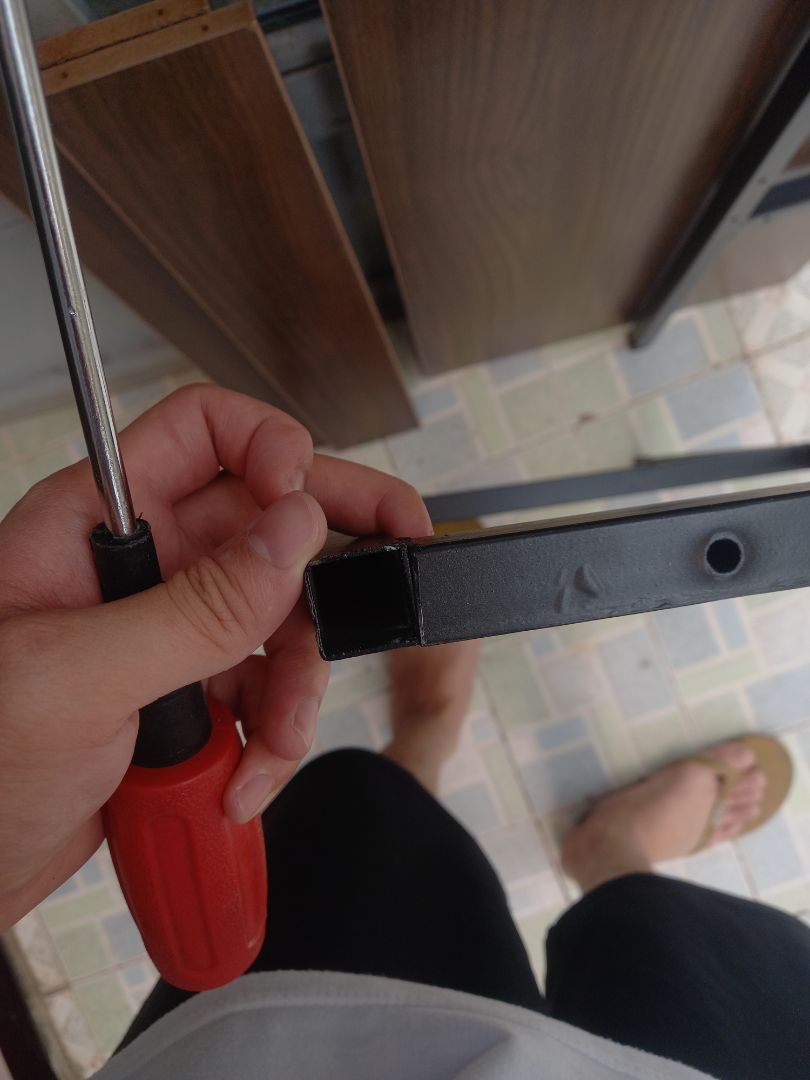 hàng giao nhanh, lắp khá tốn công vì không có hướng dẫn, lắp xong bị kênh một chút vì lỗ đục của 2 thanh dưới ko chuẩn, bàn không chắc chắn như trong hình,  nhỏ và khá thấp phù hợp người dưới m6, mng đã mua thì sẽ phải lựa ghế thấp thấp xíu. mép bàn xước nhiều