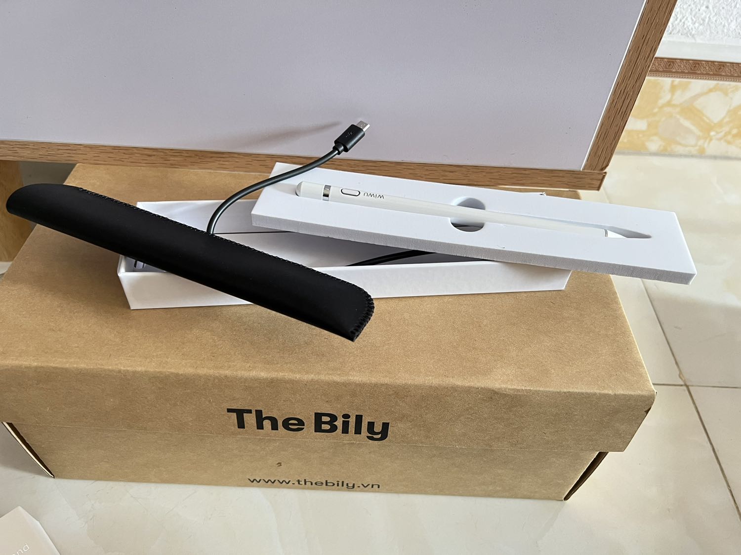 Sản phẩm khá ok, mở nguồn là sử dụng được, không cần phải kết nối Bluetooth. Cảm ứng nhạy và chính xác, phần nắp sạc mình cứ nghĩ bị lỏng, ai dè có nam châm hít nên khá yên tâm. Tìm cây bút cho điện thoại khó thiệt. Tiki giao hàng nhanh quá trời mặc dù mình chỉ chọn giao thường thôi. Thanks shop và Tiki 5*