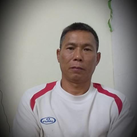 Donate Now




202202asia_vietnam_travelban_illustration
February 17, 2022
“Nhốt chúng tôi ở trong nhà”
Hạn chế tự do đi lại của các nhà hoạt động nhân quyền ở Việt Nam

Available In
English
Tiếng Việt
Ảnh minh họa các nhà hoạt động người Việt bị nhốt. Từ trên, bên trái, theo chiều kim đồng hồ: (1) Phạm Chí Thành, (2) Phạm Đoan Trang, (3) Phạm Chí Dũng, (4) Nguyễn Thúy Hạnh, (5) Phạm Văn Điệp, và (6 )Nguyễn Tường Thụy. © 2022 Aimee Stevens for Human Rights Watch

Video
Tóm Tắt
Vào tháng Giêng năm 2021, giữa kỳ Đại hội Đảng Cộng sản Việt Nam lần thứ 13 tại Hà Nội, các lực lượng an ninh Việt Nam đã canh, nhốt nhiều nhà hoạt động tại gia trong suốt 10 ngày. Các vụ kiềm tỏa đó rất tùy tiện nhưng không phải là biệt lệ; từ lâu rồi, nhà cầm quyền Việt Nam đã dùng cách câu lưu ngoài pháp luật như một thứ công cụ để đối phó với những người bất đồng chính kiến trong các sự kiện chính trị lớn. Trong số các nhà hoạt động bị quản thúc tại gia có bà Nguyễn Thúy Hạnh và chồng bà, ông Huỳnh Ngọc Chênh. Bà Nguyễn Thúy Hạnh viết:

Đã điều bao nhiêu quân đội về Hà Nội để bảo vệ đại hội đảng, mà nhà cầm quyền vẫn chưa yên tâm, thản nhiên tước quyền đi lại của những công dân không phạm pháp chúng tôi bằng việc dùng công an nhốt chúng tôi ở trong nhà suốt kỳ đại hội. Luật nào cho phép nhà cầm quyền làm như vậy đối với chúng tôi.
 

Read a text description of this video
Hành vi tùy tiện cản trở quyền tự do đi lại cũng được chính quyền áp dụng để cấm các nhà hoạt động xuất cảnh. Tháng Chín năm 2018, ông Nguyễn Quang A chuẩn bị đi sang Australia dự một cuộc họp. Trước chuyến đi, ông có uống cà phê với một học giả người Úc trên đường Điện Biên Phủ ở Hà Nội. Khi ông rời quán để đón xe taxi ra sân bay, một số người mặc thường phục tiến đến, cưỡng chế ông lên một chiếc xe và đưa ông tới một đồn công an gần sân bay Nội Bài. Ông bị công an thẩm vấn về chuyến đi dự kiến vào tháng sau của ông tới Brussels, nơi ông được mời ra điều trần trước Quốc Hội Châu Âu về Hiệp định Thương mại Tự do giữa Liên minh Châu Âu và Việt Nam. Công an câu lưu ông vừa đủ lâu để ông bị lỡ chuyến bay đi Australia. Ông Nguyễn Quang A nói:

… trong Bộ Công an có 1 số người, 1 số bộ phận họ lạm dụng quyền hết sức là vô lối. Họ được đào tạo và thấm nhuần tư tưởng là họ có quyền và đối xử với các công dân khác như tội phạm.
Bản phúc trình này lập hồ sơ về các vi phạm thường xuyên của chính quyền Việt Nam đối với quyền tự do đi lại và các quyền cơ bản khác với việc buộc các nhà hoạt động, những người bất đồng chính kiến, người bảo vệ nhân quyền và nhiều người khác phải chịu quản thúc tại gia vô thời hạn, sách nhiễu và các hình thức câu lưu khác – thậm chí câu lưu họ chỉ vừa đủ lâu để không kịp tham dự các buổi biểu tình, phiên tòa hay cuộc gặp với các nhà ngoại giao hay tổng thống Mỹ, và nhiều sự kiện khác nữa. Phúc trình này cũng ghi nhận những trường hợp nhà cầm quyền ngăn cản những người phê phán chính phủ đi lại trong nước hay xuất cảnh đi nước ngoài, trong đó có các vụ chặn giữ tại sân bay hoặc cửa khẩu, và từ chối cấp hộ chiếu hay các giấy tờ khác theo quy định để họ đủ điều kiện xuất cảnh hoặc trở về Việt Nam.

Các hành vi vi phạm thường xuyên nói trên đối với quyền tự do đi lại ở Việt Nam hay bị bỏ qua trong các hồ sơ nhân quyền thông thường, mà theo thông lệ luôn tập trung vào các vấn đề nghiêm trọng hơn như việc kết án và bỏ tù nhiều năm các nhà bất đồng chính kiến, các vi phạm quyền đất đai hay quyền của người lao động, và việc đàn áp các quyền tự do cơ bản của nhà nước Việt Nam độc đảng.

Như sẽ được nêu chi tiết dưới đây, Tổ chức Theo dõi Nhân quyền đã lập hồ sơ nhiều vụ vi phạm quyền tự do đi lại từ năm 2004 và xác định được hơn 170 người bị cấm xuất cảnh. Con số thực tế hiển nhiên cao hơn rất nhiều: thông tin còn thiếu hụt do chế độ kiểm duyệt ngặt nghèo ở Việt Nam và do nhiều nạn nhân sợ rằng nếu công bố vụ việc của họ một cách công khai sẽ dẫn tới việc chính quyền trả thù họ bằng các hành vi hình sự hay các hình thức khác. Hơn nữa, nạn nhân của các vụ việc vi phạm nêu trong phúc trình này không chỉ giới hạn ở những nhà hoạt động nhân quyền và dân chủ được nêu tên; một số lần, chính quyền nhằm cả vào những người thân của họ trong gia đình qua việc quản thúc tại gia hay cấm xuất cảnh như một hình thức trừng phạt tập thể.

Chúng tôi cũng đề cao nỗ lực của các nhà hoạt động dũng cảm khi thách thức cơ sở pháp lý đối với các việc làm của chính quyền và bộc lộ mức độ khó khăn, hay thậm chí bất khả thi, của việc đòi công bằng pháp lý qua các tòa án do Đảng Cộng sản kiểm soát ở Việt Nam.

Nhốt tại nhà
Nhà cầm quyền Việt Nam sử dụng một loạt chiến thuật để thực hiện việc nhốt tại nhà:

· cử các nhân viên an ninh mặc thường phục đóng chốt ngoài tư gia;

· dùng ổ khóa bên ngoài để khóa trái người bên trong nhà;

· dựng chốt chặn và các chướng ngại vật hay rào chắn để ngăn cản người bên trong không ra ngoài được và những người bên ngoài không vào được;

· huy động côn đồ địa phương đe dọa người dân ở nguyên trong nhà;

· đổ các chất kết dính mạnh— như keo đa năng —vào các ổ khóa.

Phương pháp phổ biến nhất để nhốt tại nhà hiện nay là bố trí vài người mặc thường phục bên ngoài căn nhà của “đối tượng.” Nếu người trong nhà cố tìm cách rời nhà, như trường hợp của ông bà Nguyễn Thúy Hạnh và Huỳnh Ngọc Chênh nêu trên, những người này sẵn sàng dùng vũ lực chặn đường họ. Những người bị quản thúc theo cách này sau cùng cũng phải bỏ cuộc và trở vào nhà.

Cách thức đó phổ biến đến nỗi các nhà hoạt động và blogger đã vận dụng một số thành ngữ dân gian để ám chỉ tình trạng quản thúc tại gia. Trong số đó có từ bánh canh, một món ăn miền Nam: bánh là từ tiếng Việt chỉ bánh kẹo hay một loại mì sợi làm từ bột, còn canh thường có nghĩa là nước dùng hay động từ canh gác. Thế là các nhà hoạt động đăng vui trên Facebook là họ đang ăn bánh canh – theo nghĩa đen là món mì gác – để nói rằng các nhân viên an ninh đang ở bên ngoài nhà họ, cản trở họ không được rời nhà.

Một hình thức tiếu lâm khác nữa là câu thành ngữ phổ biến, đến hẹn lại lên (nguyên là tiêu đề một bộ phim miền Bắc Việt Nam năm 1974) sau đó được dùng trong ngôn ngữ hàng ngày để chỉ những việc diễn ra theo định kỳ. Thành ngữ đó được biến thành đến hẹn lại canh, để chỉ trong khi một sự kiện quan trọng đang diễn ra thì các nhà hoạt động bị giám sát. Một thuật ngữ khác, dạt vòm (tiếng lóng chỉ những người có nhà nhưng đi ngủ lang thang nơi khác) đôi khi được dùng để diễn tả cảnh các nhà hoạt động chủ ý rời khỏi nhà mình đến ở một nơi không rõ để tránh bị quản thúc tại gia trước một sự kiện quan trọng nào đó.

Quản thúc tại gia thường trùng hợp với các sự kiện chủ chốt hay các ngày quan trọng theo lịch nhà nước, trong đó có các ngày lễ quốc gia và tôn giáo hay các sự kiện chính trị quan trọng ở tầm quốc gia như đại hội Đảng Cộng sản, các kỳ bầu cử dàn dựng cấp quốc gia, các hội nghị, kỳ họp thượng đỉnh quốc tế hay các phiên tòa chính trị xử các nhà bất đồng chính kiến quan trọng.

Những ngày đặc biệt nhạy cảm bao gồm ngày 30 tháng Tư (kỷ niệm kết thúc cuộc chiến tranh ***); ngày 26 tháng Sáu (Ngày Quốc tế Ủng hộ Nạn nhân Bị Tra tấn của Liên Hiệp Quốc); ngày mồng 2 tháng Chín (Quốc khánh Việt Nam); và ngày mồng 10 tháng Mười hai (Ngày Quốc tế Nhân quyền); và bất cứ ngày nào các nhà hoạt động quyết định tụ họp chính thức hay không chính thức để kỷ niệm một sự kiện quan trọng như ngày trao giải hàng năm của nhóm văn chương độc lập Văn Việt, ngày thành lập Hội Nhà báo Độc lập; hay ngày thành lập Phong trào Con đường Việt Nam.

Những ngày khác cũng bị chính quyền coi là nhạy cảm bao gồm những ngày trước và trong khi diễn ra đối thoại nhân quyền giữa Việt Nam với Hoa Kỳ, Liên minh Châu Âu, hay Australia; trước và trong các chuyến thăm Việt Nam của các Tổng thống Hoa Kỳ, như Bill Clinton năm 2000, Barack Obama năm 2016, và Donald Trump vào tháng Mười một năm 2017 (APEC) và tháng Hai năm 2019 (Cuộc gặp Thượng đỉnh Trump-Kim), hay các nguyên thủ quốc gia khác; và trước và trong các chuyến thăm của quan chức ngoại giao về các vấn đề liên quan tới nhân quyền như của đặc sứ Liên Hiệp Quốc về tự do tôn giáo và tín ngưỡng, hay của đại sứ lưu động Hoa Kỳ về tự do tôn giáo.

Do lịch sử ngoại giao lâu dài và phức tạp giữa Việt Nam với người láng giềng khổng lồ Trung Quốc, và mối quan hệ bất tường minh giữa hai chính quyền, nhiều nhà hoạt động Việt Nam cũng là những người biểu tình cuồng nhiệt phản đối Trung Quốc. Nhiều ngày “nhạy cảm” trong năm, là thời điểm các nhà hoạt động bị quản thúc tại gia, có liên quan đến Trung Quốc, như:

Ngày 19 tháng Giêng (kỷ niệm trận chiến Hoàng Sa năm 1974 giữa hải quân Việt Nam Cộng Hòa (Nam Việt Nam) với Trung Quốc);
Ngày 17 tháng Hai (kỷ niệm chiến tranh biên giới Việt-Trung năm 1979);
Ngày 14 tháng Ba (kỷ niệm trận chiến đảo Gạc Ma giữa Việt Nam và Trung Quốc năm 1988); và
Ngày mồng 1 tháng Mười (Quốc khánh Trung Quốc).
Các tín đồ Hòa Hảo không chấp nhận gia nhập các giáo hội do nhà nước kiểm soát thường bị quản thúc tại gia ít nhất ba lần trong một năm: ngày thành lập đạo, ngày kỷ niệm sinh nhật và ngày giỗ Giáo chủ Huỳnh Phú Sổ.

Trong vài năm gần đây, có vài ngày nhạy cảm mới đã được bổ sung vào lịch. Quản thúc tại gia thường diễn ra vào các kỳ cuối tuần sau các cuộc biểu tình đông người, như sau khi Nhà máy Thép Formosa xả độc dẫn tới khủng hoảng môi trường diện rộng dọc bờ biển miền Trung Việt Nam năm 2016, hay sau các cuộc biểu tình đông người phản đối dự luật đặc khu kinh tế và luật an ninh mạng năm 2018.

Trong hầu hết các vụ quản thúc, các nhà hoạt động có thể đoán được lý do chính quyền quản thúc họ tại gia. Nhưng vẫn có những lần không rõ lý do vì sao. Tháng Ba năm 2019, ông Nguyễn Quang A viết: “Vẫn Đ. biết hôm nay là ngày gì!” thể hiện sự bức xúc vì không hiểu lý do mình bị quản thúc vào đúng ngày hôm đó.

Đón lõng trên đường đi dự sự kiện
Chính quyền thường cản trở các nhà hoạt động tham dự các cuộc gặp mặt hay các sự kiện bị chính quyền coi là nhạy cảm về chính trị, bằng cách tiến hành bắt giữ, câu lưu hay kiềm tỏa một cách tùy tiện cho đến khi sự kiện đã qua đi hoặc họ không thể tới dự được nữa. Thường thì công an hay côn đồ dùng vũ lực buộc người đó lên một chiếc xe hơi và chở đi lòng vòng hay nhốt vào một đồn công an trong thời gian đủ lâu theo ý chính quyền.

Tháng Năm năm 2019, blogger nổi tiếng Nguyễn Hữu Vinh, bút danh Anh Ba Sàm, đã thi hành xong án tù năm năm và được thả. Để ngăn chặn các nhà hoạt động thân hữu đi đón anh về nhà, chính quyền đã quản thúc nhiều nhà hoạt động tại gia. Một trong số đó là Võ Văn Tạo, ông kể lại rằng vào buổi tối ngày mồng 4 tháng Năm, nhiều người mặc thường phục ép ông lên một chiếc xe máy, đưa ông tới đồn công an và tịch thu điện thoại di động cùng chứng minh thư của ông. Võ Văn Tạo kể lại các nhân viên an ninh đã tuyên bố với ông rằng họ “muốn ngăn cản mọi người đến chúc mừng anh Ba Sàm khi anh ra tù, trở về nhà vào ngày 5/5.”

Vấn nạn này đạt đến tầm quốc tế trong chuyến thăm Việt Nam của nguyên Tổng thống Barack Obama vào tháng Năm năm 2016. Để thể hiện sự ủng hộ của mình với nỗ lực của các nhà hoạt động, Tổng thống Obama lên kế hoạch gặp gỡ với đại diện các nhóm xã hội dân sự của Việt Nam. Đài BBC tiếng Việt đưa tin rằng chỉ có 6 trong số 15 người được mời đã tới dự cuộc gặp. Những người khác, trong đó có luật sư Hà Huy Sơn, bị an ninh ngăn cản không tới được. “Họ nói tôi có thể đi đâu cũng được nhưng không được tới sứ quán. Và họ vẫn theo dõi tôi,” ông Sơn nói tại thời điểm đó.

Đại sứ quán Hoa Kỳ cũng mời bà Phạm Đoan Trang tới gặp Tổng thống Obama. Trong lúc đó, bà Trang đang phải chữa bệnh ở Thành phố Hồ Chí Minh để điều trị chấn thương do lực lượng an ninh gây ra khi dùng vũ lực giải tán một cuộc biểu tình ủng hộ môi trường ở Hà Nội vào tháng Tư năm 2015. Bà sợ rằng nếu bay từ Thành phố Hồ Chí Minh ra Hà Nội sẽ bị công an chặn, nên quyết định đi bằng xe hơi. Hai nhà hoạt động thân hữu là Trần Thu Nguyệt và Vũ Huy Hoàng cùng đi với bà. Ngày 23 tháng Năm, nhân viên an ninh chặn xe và câu lưu ba người ở Ninh Bình, cách Hà Nội khoảng 100 cây số về hướng Nam. Họ được thả ra vào buổi chiều ngày hôm sau, khi ông Obama đang trên đường rời Hà Nội.

Dù các nhân viên an ninh đóng chốt bên ngoài nhà ông Nguyễn Quang A ở Hà Nội từ ngày 23 tháng Năm, sáng sớm ngày 24 tháng Năm ông vẫn cố rời nhà để đi gặp Obama, cùng đi có vợ, con trai ông và một nhà hoạt động nữa. Khi họ tới một ngã tư gần đó, một nhóm người chặn họ lại hỏi đi đâu. Ông Nguyễn Quang A hỏi họ là ai và đòi xem giấy tờ, nhưng những người này chỉ gạt vợ ông sang bên và đẩy ông vào một chiếc xe hơi rồi chở đi lòng vòng để “giết thời gian.” Khi họ thả ông xuống, tổng thống Obama đã lên đường đi Thành phố Hồ Chí Minh.

Ở Thành phố Hồ Chí Minh, ông Obama cũng gặp các thành viên của Sáng kiến Thủ lĩnh Trẻ Đông Nam Á (YSEALI). Nhà hoạt động sinh viên Trần Hoàng Phúc là một khách được mời. Anh mang theo tài liệu liên quan tới thảm họa môi trường của Nhà máy Thép Formosa. Khi anh đang đợi để vào phòng họp, các nhân viên an ninh tới và đưa anh tới một đồn công an gần đó để thẩm vấn. An ninh cũng câu lưu một người đứng ngoài, là nhà hoạt động Nguyễn Nữ Phương Dung bạn anh, người đã trốn khỏi nhà mấy ngày trước để tránh bị quản thúc tại gia trong chuyến thăm của ông Obama.

Cựu tù nhân chính trị Phạm Bá Hải cũng rời nhà trước khi ông Obama tới Thành phố Hồ Chí Minh và đến ở một khách sạn để tránh bị quản thúc tại gia. Thế mà vào lúc 2 giờ sáng ngày 24 tháng Năm, công an tới khách sạn đó và buộc ông về nhà. Họ nhốt ông trong nhà cho đến khi Obama rời Việt Nam.

Trong một số trường hợp, các nhân viên an ninh sử dụng các biện pháp cực đoan hơn, như câu lưu các nhà hoạt động và áp giải họ về quê nhà trên tàu hỏa hoặc máy bay.

Tháng Sáu năm 2011, blogger Nguyễn Ngọc Như Quỳnh (bút danh Mẹ Nấm) đang tới thăm bạn bè ở Thành phố Hồ Chí Minh. Công an câu lưu bà một ngày rồi đưa bà lên tàu về nhà ở Nha Trang để bà không thể tham gia cuộc biểu tình chống Trung Quốc ở Thành phố Hồ Chí Minh được. Tháng Năm năm 2016, hai ngày trước cuộc bầu cử toàn quốc, các nhân viên an ninh câu lưu nhà hoạt động Nguyễn Viết Dũng đang đi thăm các nhà hoạt động bè bạn ở Thành phố Hồ Chí Minh, và áp giải ông ra sân bay. Sau khi hạ cánh ở Vinh, quê ông, ông bị hành hung thân thể trước khi được phóng thích. Tháng Sáu năm 2018, nhà hoạt động Phạm Lê Vượng Các bay từ Thành phố Hồ Chí Minh ra Hà Nội để dự một cuộc thi cho lớp luật. Công an chặn ông khi vừa tới sân bay Nội Bài và buộc ông trở lại Thành phố Hồ Chí Minh để ông không thể tham dự cuộc biểu tình ở Hà Nội cuối tuần đó.

Cản trở Xuất Nhập Cảnh
Chính quyền Việt Nam cũng thường vi phạm quyền tự do đi lại khi cản trở công dân xuất hoặc nhập cảnh Việt Nam, đặc biệt là ở hai sân bay quốc tế lớn nhất và sáu cửa khẩu quan trọng nhất trong nước. Trong nhiều vụ việc, công an chặn hành khách ở sân bay hay quầy xuất nhập cảnh đường bộ, đưa họ vào một căn phòng khác, và tuyên bố rằng họ không được phép rời Việt Nam. Trong một số trường hợp, công an chặn giữ ngay trong lúc người đó đang chuẩn bị lên máy bay. Tháng Mười năm 2006, Lê Thị Công Nhân đã qua quầy xuất nhập cảnh và cửa kiểm tra an ninh ở sân bay trên đường đi dự một hội thảo về quyền của người lao động ở Warsaw thì công an tới ngăn không cho cô lên máy bay.

Công an ngăn cấm người dân Việt Nam đi ra nước ngoài với nhiều mục đích, trong đó có việc tham gia vận động cho nhân quyền.

Tháng Mười một năm 2019, công an sân bay Nội Bài cản trở linh mục Nguyễn Đình Thục không được xuất cảnh đi Nhật để đón Đức Giáo hoàng Francis trong chuyến đi thăm Châu Á. Công an cho những người còn lại trong đoàn, là 12 linh mục và 2 người dân thường được xuất cảnh. Linh mục Nguyễn Đình Thục kể rằng công an tuyên bố ông bị cấm xuất cảnh theo lệnh của chính quyền địa phương để “bảo vệ an ninh quốc gia và trật tự an toàn xã hội.”

Tháng Mười hai năm 2015, công an sân bay Nội Bài cấm các blogger Nguyễn Tường Thụy và Phạm Chí Thành xuất cảnh đi Băng Cốc. Ông Nguyễn Tường Thụy định tham gia một chuyến đi sang Myanmar cùng với các nhà hoạt động khác để kỷ niệm Ngày Nhân Quyền Quốc tế và tìm hiểu về cách vận động cho một cuộc bầu cử tự do và công bằng. Tháng Hai năm 2014, Ts. Phạm Chí Dũng bị chặn ở sân bay Tân Sơn Nhất tại Thành phố Hồ Chí Minh và bị cấm xuất cảnh để đi Geneva. Ông định tham gia một sự kiện về nhân quyền trong đợt Đánh giá Định kỳ Toàn cầu của Việt Nam trước Liên Hiệp Quốc. Công an nói với ông rằng lệnh cấm là theo yêu cầu của công an Thành phố Hồ Chí Minh và tịch thu hộ chiếu của ông. Ông đã gửi đơn khiếu nại lên các lãnh đạo cấp nhà nước, nhưng không hề nhận được hồi âm.

Nhà cầm quyền Việt Nam tỏ ra nhạy cảm với khả năng các nhà hoạt động gặp gỡ các quan chức nước ngoài hay những người bất đồng chính kiến đang lưu vong đến nỗi cấm luôn họ xuất cảnh trong những chuyến đi với mục đích cá nhân, như đi du lịch hay tháp tùng người thân đi nước ngoài chữa bệnh.

Tháng Sáu năm 2019, công an sân bay Nội Bài cấm nhà hoạt động vì môi trường Cao Vĩnh Thịnh xuất cảnh trong một chuyến du lịch đi Thái Lan. Công an nói với cô rằng lệnh cấm là theo yêu cầu của Phòng 7 Cục An ninh Nội địa. Tháng Giêng năm 2017, một cựu tù nhân chính trị, cô Phạm Thanh Nghiên, bị ngăn không cho đi cùng với cha mình trong một chuyến ông đi Thái Lan để chữa bệnh. Tháng Mười hai năm 2017, linh mục Lưu Ngọc Quỳnh bị ngăn không cho lên chuyến bay từ Nội Bài sang Pháp để dự một sự kiện tôn giáo cá nhân. Công an nói với ông rằng lệnh cấm nhằm mục đích “bảo vệ an ninh quốc gia và trật tự an toàn xã hội.”

Ngày 25 tháng Năm năm 2019, các nhà hoạt động và blogger ra một bản “Tuyên bố chung của những người bị xâm phạm quyền tự do đi lại.” Theo đài BBC tiếng Việt, tính đến ngày 27 tháng Năm, có 100 người đã ký tên vào bản tuyên bố.

Chính quyền đã áp dụng chính sách trừng phạt tập thể, áp đặt lệnh cấm xuất cảnh với cả người thân của các nhà hoạt động nhân quyền, các nhà vận động tự do tôn giáo, cựu tù nhân chính trị, blogger và nhà báo độc lập. Vợ ông Nguyễn Bắc Truyển, bà Bùi Thị Kim Phượng bị cấm xuất cảnh vào tháng Năm năm 2019, vợ ông Nguyễn Văn Đài, bà Vũ Minh Khánh vào tháng Tư năm 2017, chị gái của Đỗ Thị Minh Hạnh, Đỗ Ngọc Xuân Trầm vào tháng Sáu năm 2017, và con trai ông Nguyễn Tường Thụy, là Nguyễn Tường Trọng vào tháng Năm năm 2015.

Chính quyền không công bố danh sách cấm xuất nhập cảnh hay chủ động thông báo cho những người có tên trong danh sách. Các nhà hoạt động và blogger có thể nghi ngờ mình bị xếp vào trong danh sách cấm, nhưng không ai biết chắc được cho đến khi công an chặn họ ở sân bay hay cửa khẩu và cấm xuất cảnh. Trong một số trường hợp, người trong cuộc biết được mình bị ở trong danh sách cấm khi xin gia hạn hay xin cấp hộ chiếu mới, như trường hợp của ông Huỳnh Công Thuận vào tháng Năm năm 2012, bà Trần Thị Nga vào tháng Sáu năm 2015, ông Lê Công Định vào tháng Tám năm 2018 và tháng Mười hai năm 2019. Những người khác, trong đó có blogger Bùi Thanh Hiếu (bút danh Người buôn gió), nhà thơ Bùi Minh Quốc, và nhà hoạt động Nguyễn Trang Nhung, đã mất tiền mua vé và các chi phí khác liên quan đến chuyến đi rồi mới biết bị cấm xuất cảnh vào phút cuối cùng.

Chính quyền đã cấm một số nhà hoạt động không được tiếp tục xuất cảnh như một hình thức trừng phạt về các hoạt động của họ khi ở nước ngoài. Phạm Đoan Trang chỉ được biết là mình có tên trong danh sách cấm xuất cảnh sau khi từ Mỹ về Việt Nam vào tháng Giêng năm 2015. Tương tự, khi Bùi Quang Minh trở về từ Philippines vào tháng Bảy năm 2015, công an tịch thu hộ chiếu của ông tại sân bay Tân Sơn Nhất và đưa cho ông một bản sao “Biên bản v/v Phát hiện người chưa được xuất cảnh nay nhập cảnh.” Trong số những người khác cũng bị công an thẩm vấn và tịch thu hộ chiếu khi về Việt Nam có thể kể đến Trương Thị Hà vào tháng Ba năm 2020, Đinh Thị Phương Thảo vào tháng Mười một năm 2019 và Nguyễn Thị Kim Thanh vào tháng Hai năm 2019.

Các cơ quan chính quyền thực hiện chính sách nói trên hầu như không bao giờ đưa ra lời giải thích về lệnh cấm hay cung cấp văn bản pháp lý làm cơ sở. Kết quả là các nạn nhân bị cấm đi lại hiếm khi nào biết chắc được vì sao họ lại bị cấm hay lệnh cấm sẽ có thời hạn trong bao lâu. Tại các sân bay và cửa