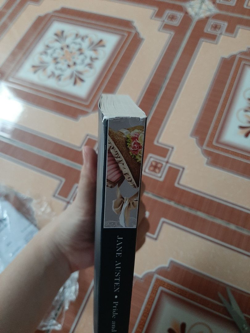 Giao hàng hơi lâu và ship hơi cao xí, tận 35k. Nói chung tổng thể sách ổn, bìa có vài chỗ bị như hình mình chụp, đa số mấy quyển này khi mình mua về đều bị. Nhưng bên trong thì vẫn đẹp bình thường nên cũng không sao. Đã sưu tầm sắp xong còn mỗi quyển Emma nữa thôi :)