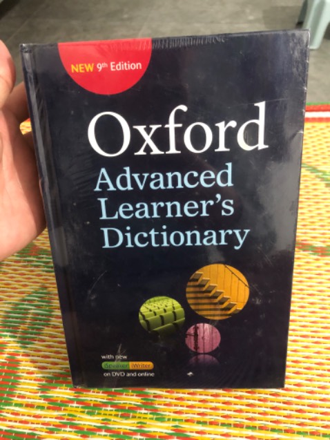 Sách là phiên bản bìa cứng nhưng gáy sách mỏng, cảm giác sách nhẹ, trang sách cũng mỏng, 9 năm tuổi nhưng hình thức còn mới. Sách là phiên bản bìa cứng nhưng gáy sách mỏng, cảm giác sách nhẹ, trang sách cũng mỏng, 9 năm tuổi nhưng hình thức còn mới.