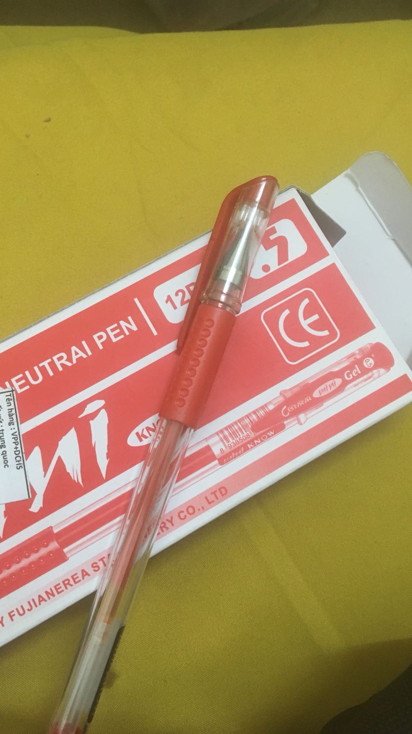 Mua một hộp luôn cho đỡ mất công mua lẻ, bút viết tốt, mực ra đều, giá đợt đó mua rẻ, mà rơi phát là dễ gai ngòi lắm nha