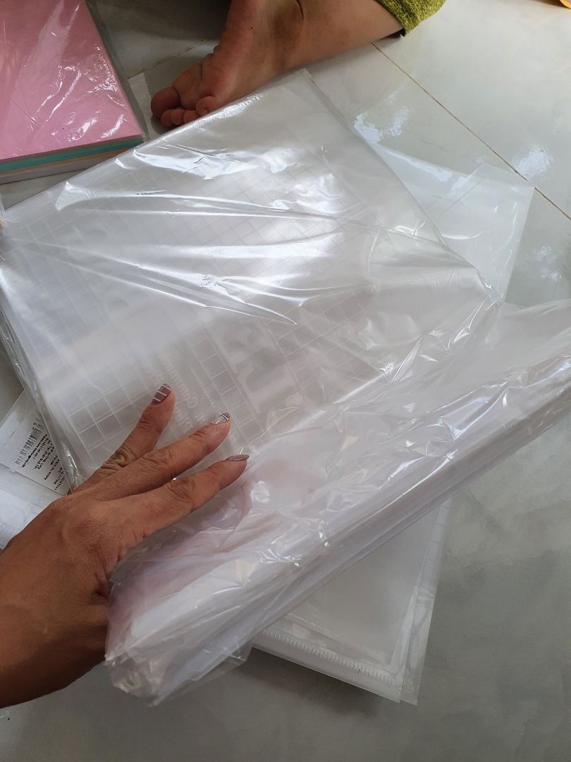 bìa f4 ok. nhưng k phải loại dày nhất. shop gấp đôi nên bị cong bìa. hơi khó chịu nhưng vẫn cho 5 sao