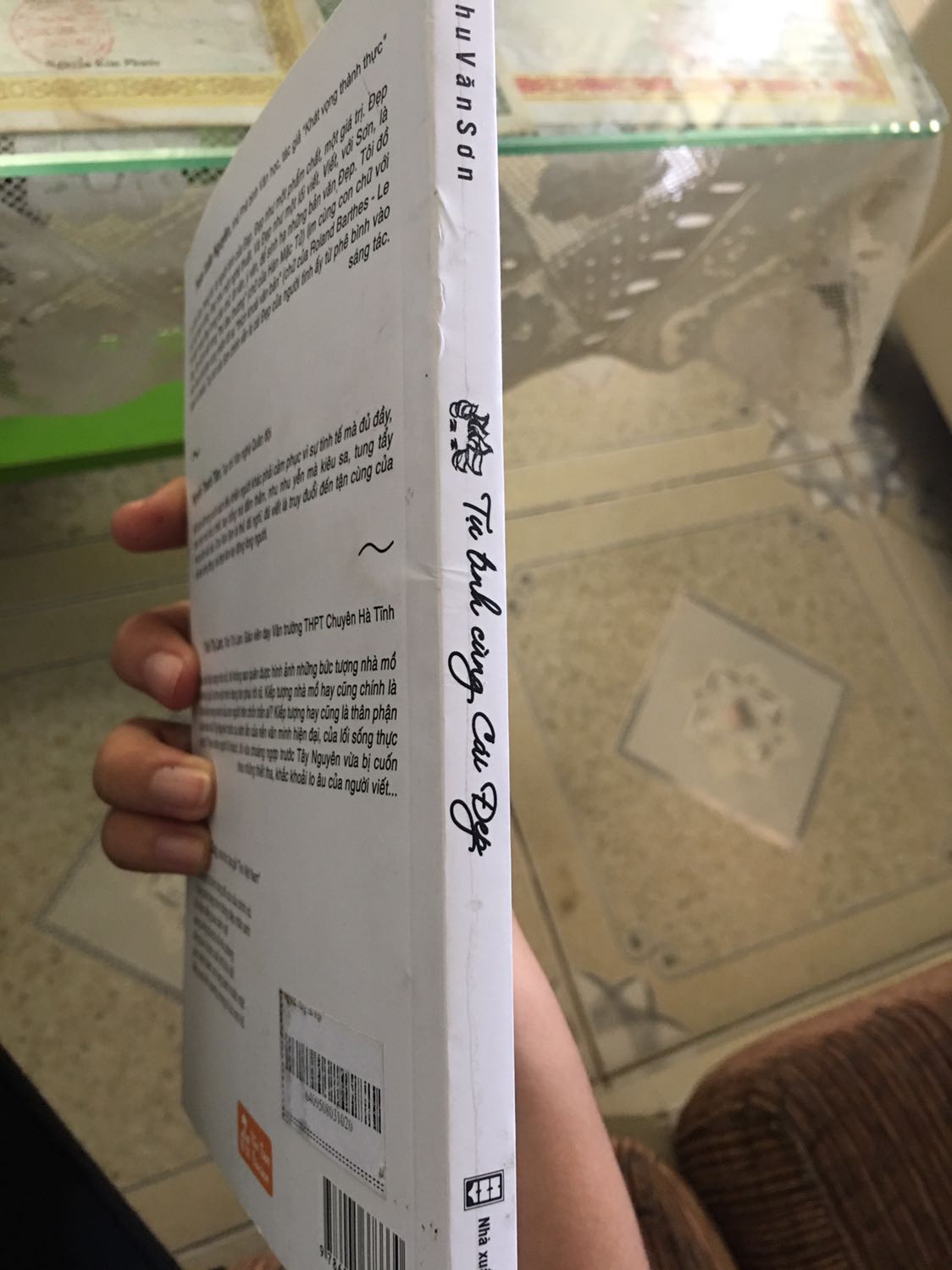 Mình đã một lần mua quyển của tác giả Chu Văn Sơn, không vấn đề gì, sách mới và đẹp. Lần này mua lại thì thật sự sốc vì quyển sách mình nhận được lem luốc vết bẩn, gáy sách lại gãy,bám bụi. Rất mong Tiki xem xét và giải quyết vấn đề này càng sớm càng tốt.