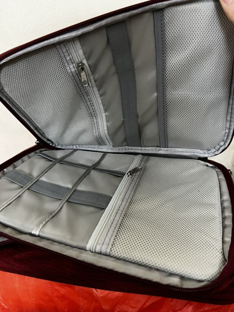 Đóng gói rất cẩn thận luôn, giao hàng nhanh. Sản phẩm to hơn so với tưởng tượng, dày dặn để đồ được nhiều khá ok. Có cả thẻ bảo hành và cảm ơn đi kèm chuyên nghiệp tuy nhiên nhận hàng hộp hơi móp nhưng túi vẫn ok nên vẫn ủng hộ 5 sao👍