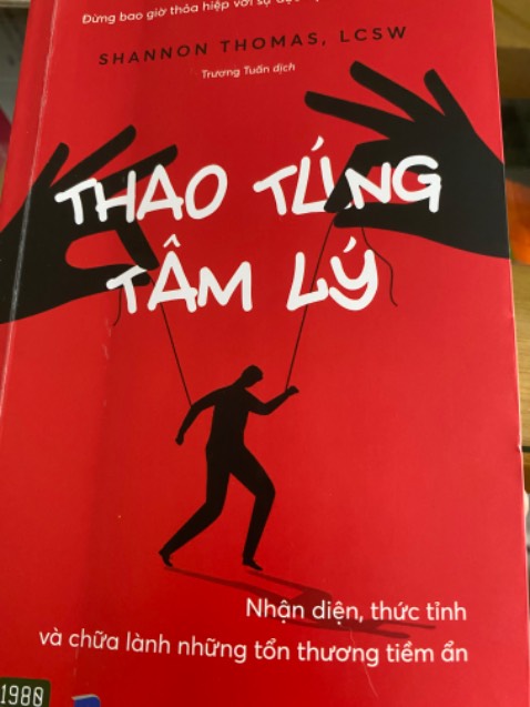 Một cuốn sách rất hay và bổ ích được viết bởi một nhà trị liệu tâm lí. Hầu như mọi người đọc sẽ tìm thấy chân dung khác nhau của những kẻ lạm dụng tâm lí trong này. Nhà trị liệu đưa ra những bằng chứng rất thuyết phục và những lời tư vấn có thể áp dụng. Sách đẹp, chữ rõ ràng, cám ơn shop và Tiki.