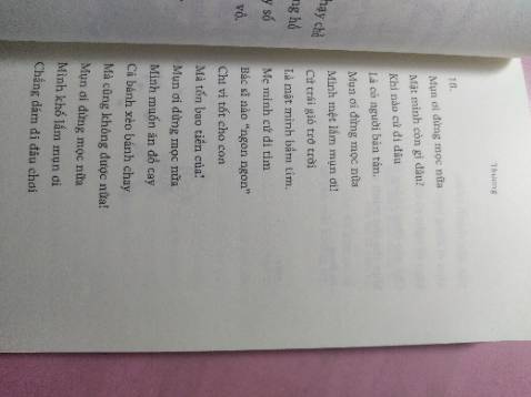 Trong quyển sách này thì có câu thơ dễ thương  nhưng cũng lắm thơ lạ lùng, mình không giỏi về thơ, làm thơ nhưng với mình thì không ấn tượng, nhiều khi đọc không hiểu người viết muốn nói gì, có vài bài thơ đọc chỉ thấy buồn cười, buồn vì tiếc tiền cười vì tên sách là tên con bạn mình.
