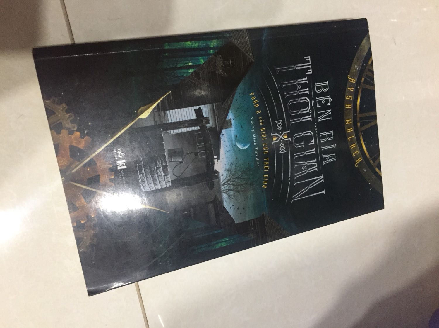 Sách giao nhanh, sạch đẹp. Đây là cuốn thứ 2 trong bộ Giải cứu thời gian. Mạch truyện ổn, dẫn dắt truyện cũng ổn. Theo mình cuốn này là phần đệm chuyển giữa phần 1 và cao trào phần 3 nên ko cuốn bằng phần 1.